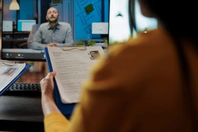 uma profissional de rh fazendo uma entrevista de emprego