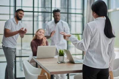 Comunicação não violenta - um grupo de quatro pessoas conversando de forma não violenta no ambiente de trabalho